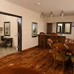 Woolley\'S Classic Suites