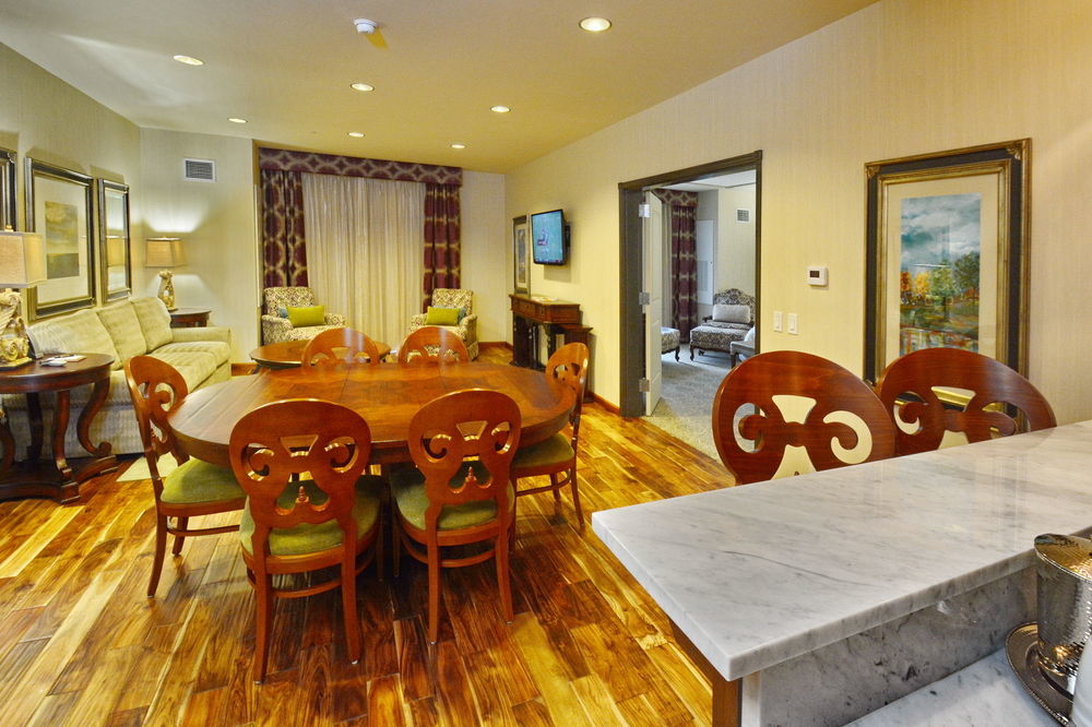 Woolley's Classic Hotel Aurora
